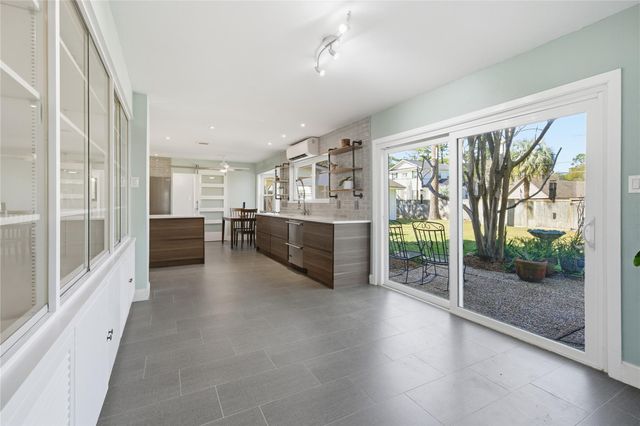 126 Pine Shadows Drive, Taylor Lake Village, TX 77586