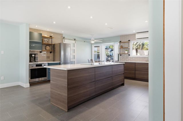 126 Pine Shadows Drive, Taylor Lake Village, TX 77586