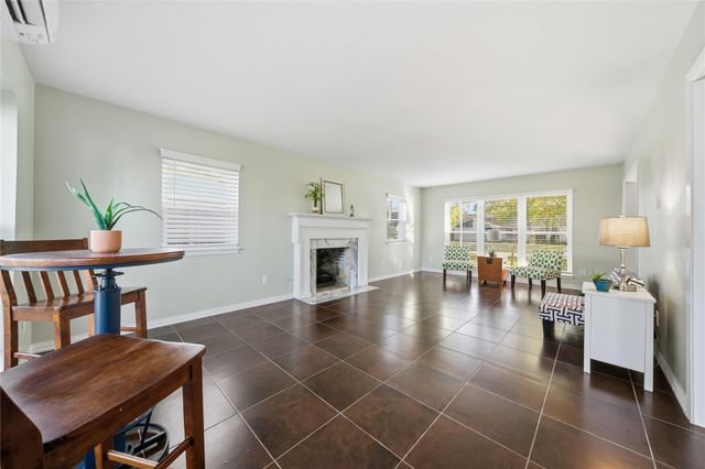 126 Pine Shadows Drive, Taylor Lake Village, TX 77586