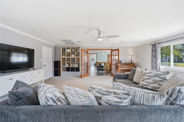 126 Pine Shadows Drive, Taylor Lake Village, TX 77586