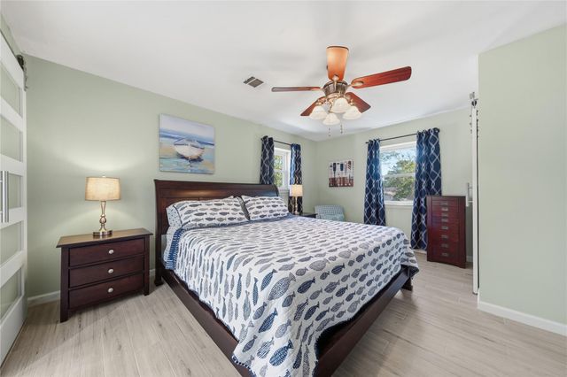 126 Pine Shadows Drive, Taylor Lake Village, TX 77586