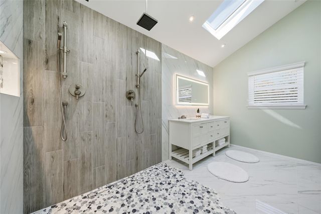 126 Pine Shadows Drive, Taylor Lake Village, TX 77586