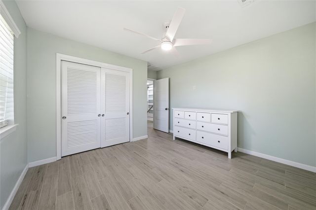 126 Pine Shadows Drive, Taylor Lake Village, TX 77586