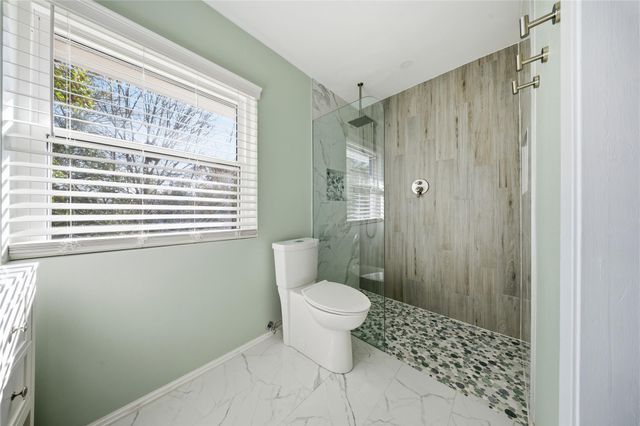 126 Pine Shadows Drive, Taylor Lake Village, TX 77586