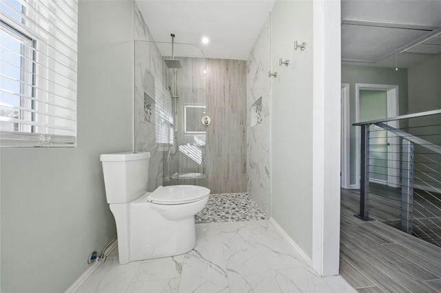 126 Pine Shadows Drive, Taylor Lake Village, TX 77586