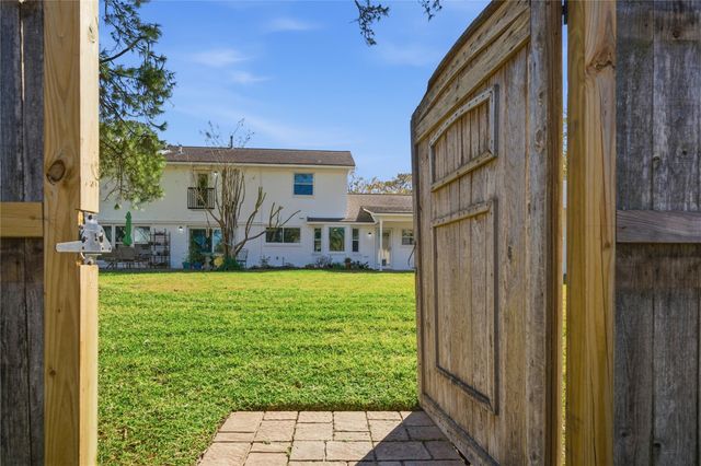 126 Pine Shadows Drive, Taylor Lake Village, TX 77586