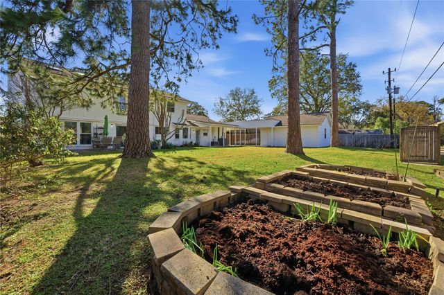 126 Pine Shadows Drive, Taylor Lake Village, TX 77586