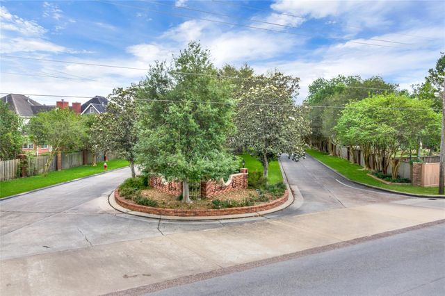 126 Pine Shadows Drive, Taylor Lake Village, TX 77586