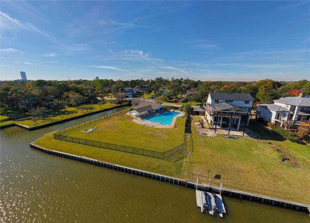 126 Pine Shadows Drive, Taylor Lake Village, TX 77586