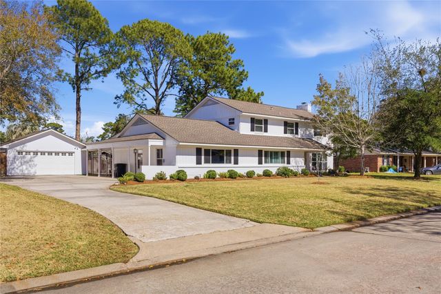 126 Pine Shadows Drive, Taylor Lake Village, TX 77586