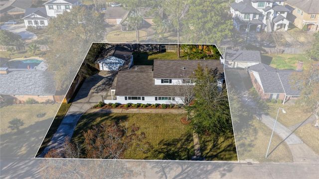 126 Pine Shadows Drive, Taylor Lake Village, TX 77586