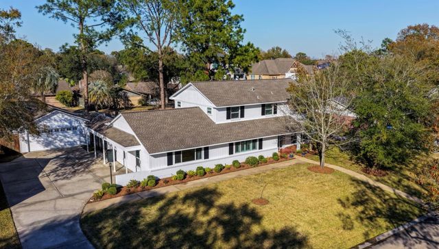 126 Pine Shadows Drive, Taylor Lake Village, TX 77586