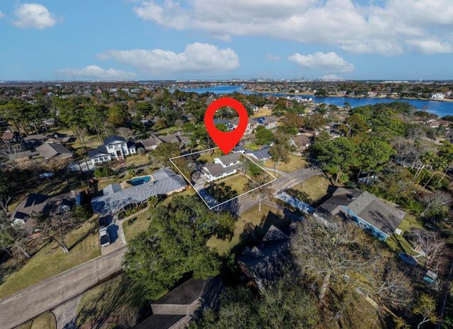 126 Pine Shadows Drive, Taylor Lake Village, TX 77586