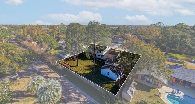 126 Pine Shadows Drive, Taylor Lake Village, TX 77586