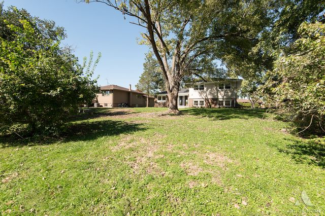11226 S Deerpath Lane, Palos Hills, IL 60465