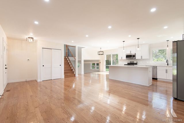 11226 S Deerpath Lane, Palos Hills, IL 60465
