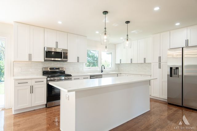 11226 S Deerpath Lane, Palos Hills, IL 60465