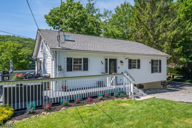 38 Oneida Ave, Hopatcong Boro, NJ 07843