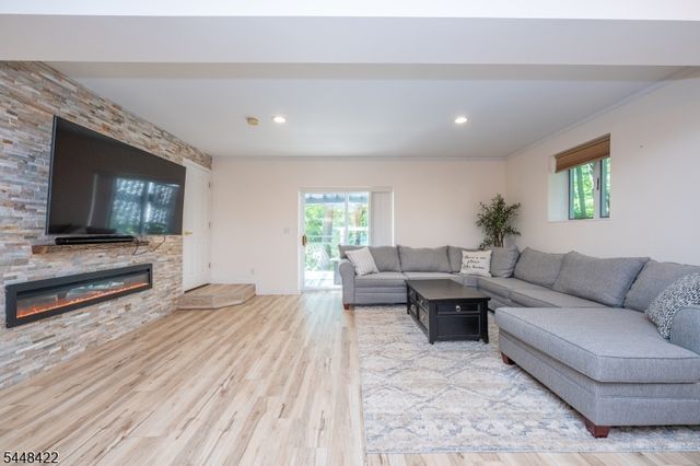38 Oneida Ave, Hopatcong Boro, NJ 07843