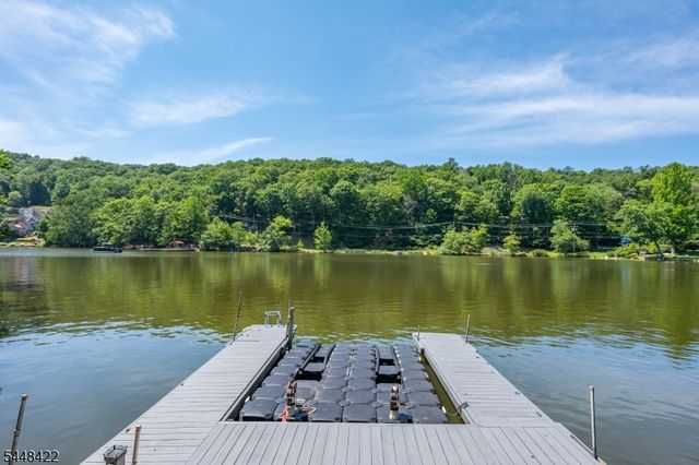 38 Oneida Ave, Hopatcong Boro, NJ 07843