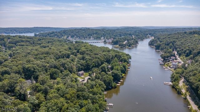38 Oneida Ave, Hopatcong Boro, NJ 07843