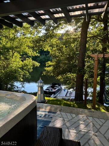 38 Oneida Ave, Hopatcong Boro, NJ 07843