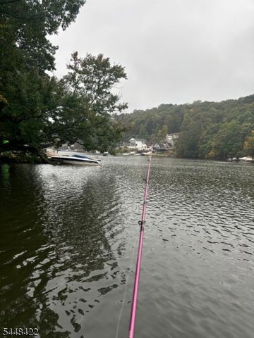 38 Oneida Ave, Hopatcong Boro, NJ 07843