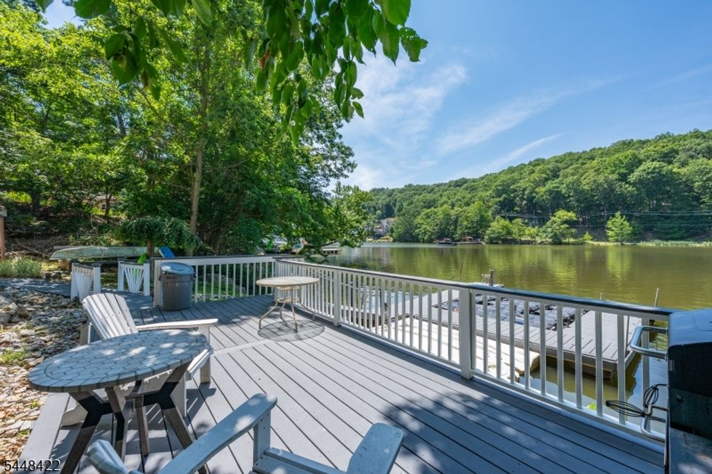 38 Oneida Ave, Hopatcong Boro, NJ 07843