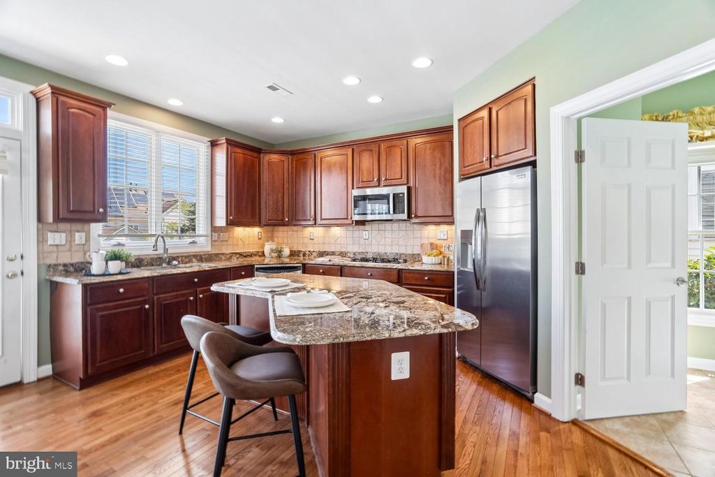 Image 9 of property listing at 614 LINSLADE ST, Gaithersburg, MD 20878