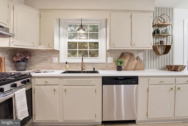 1825 POWDER MILL RD, York, PA 17402