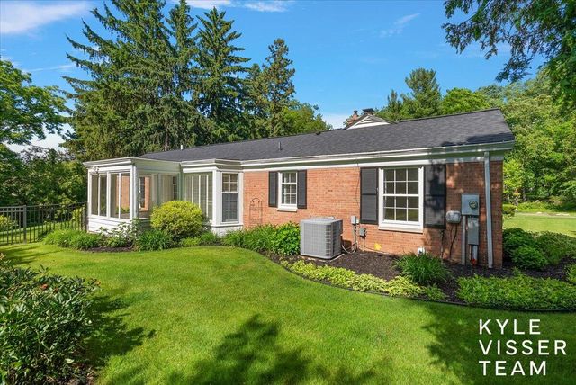2089 Robinson Road, Grand Rapids, MI 49506