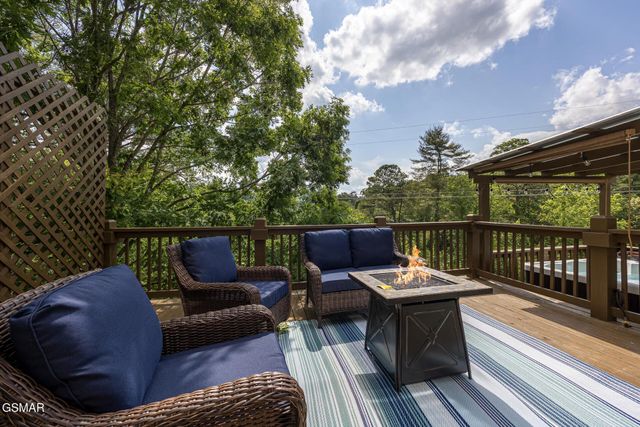 916 Hideaway Hills Circle, Sevierville, TN 37862