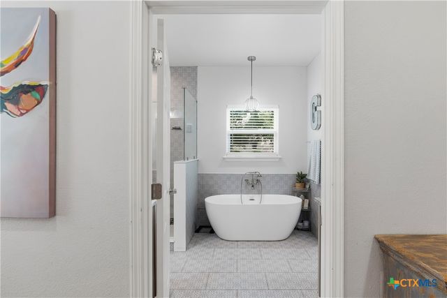 140 Oak Springs Drive, Seguin, TX 78155