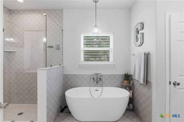 140 Oak Springs Drive, Seguin, TX 78155