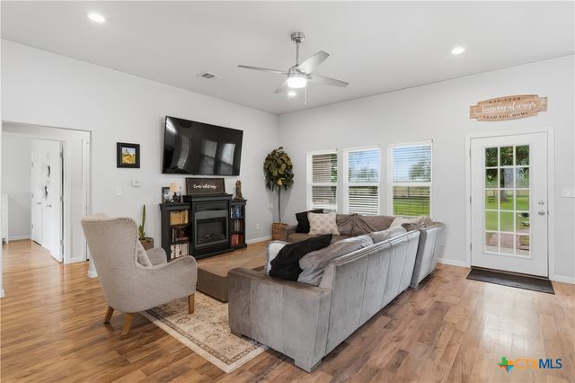140 Oak Springs Drive, Seguin, TX 78155