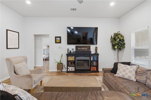140 Oak Springs Drive, Seguin, TX 78155