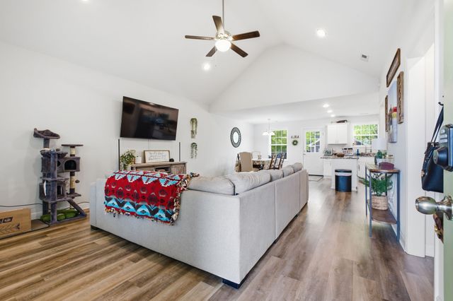 143 Coles Ferry Rd, Gallatin, TN 37066