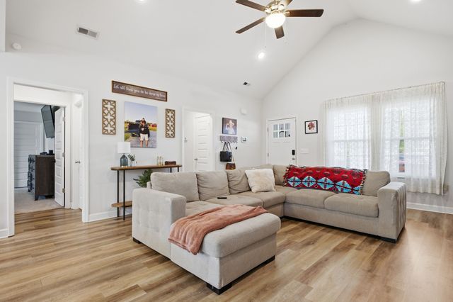 143 Coles Ferry Rd, Gallatin, TN 37066