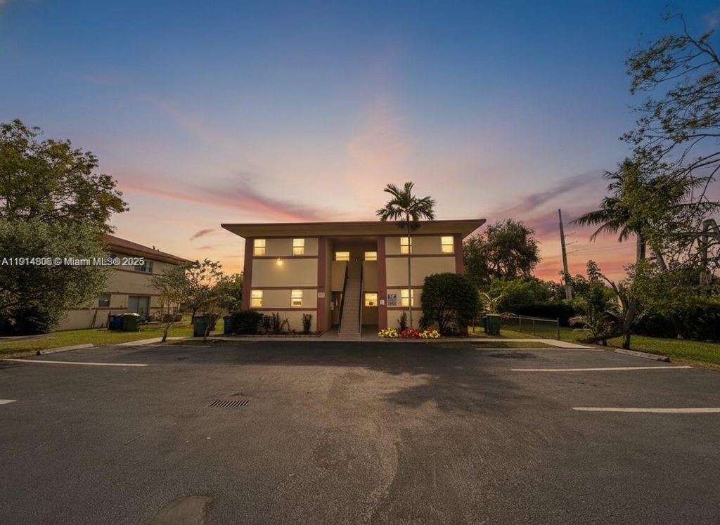 825 SW 10th St, Hallandale Beach, FL 33009