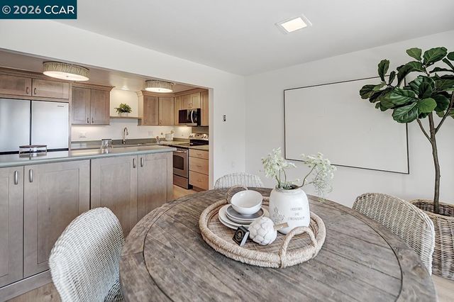 1941 Skycrest Dr 6, Walnut Creek, CA 94595