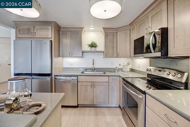 1941 Skycrest Dr 6, Walnut Creek, CA 94595