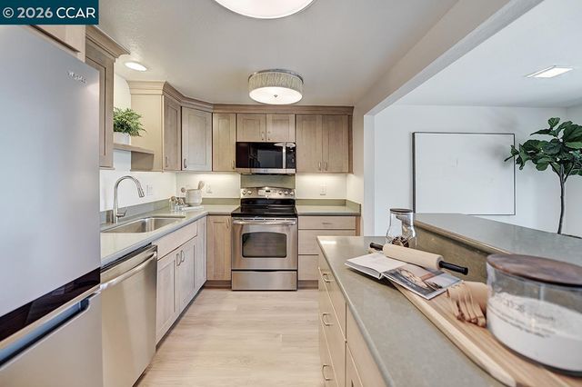 1941 Skycrest Dr 6, Walnut Creek, CA 94595