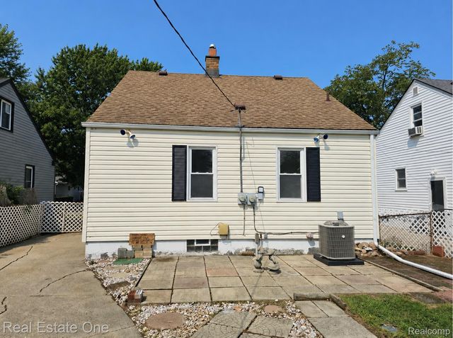 28316 Larchmont Street, St. Clair Shores, MI 48081