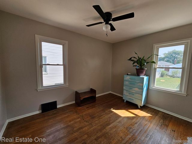 28316 Larchmont Street, St. Clair Shores, MI 48081