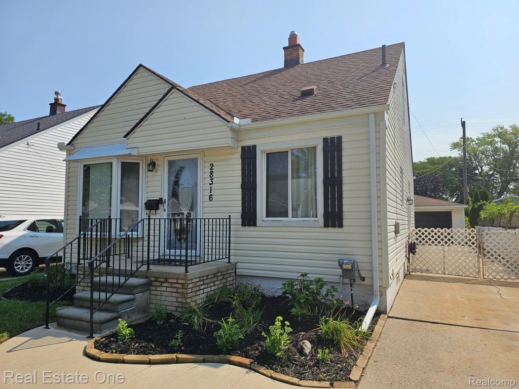28316 Larchmont Street, St. Clair Shores, MI 48081