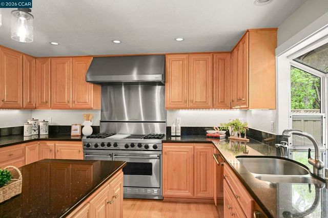 216 Royal Saint Ct, Danville, CA 94526