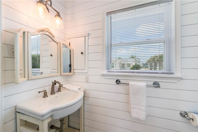 202 Trojan St, Port Aransas, TX 78373