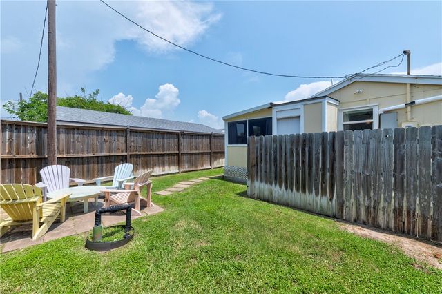 202 Trojan St, Port Aransas, TX 78373