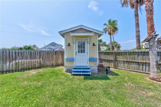 202 Trojan St, Port Aransas, TX 78373