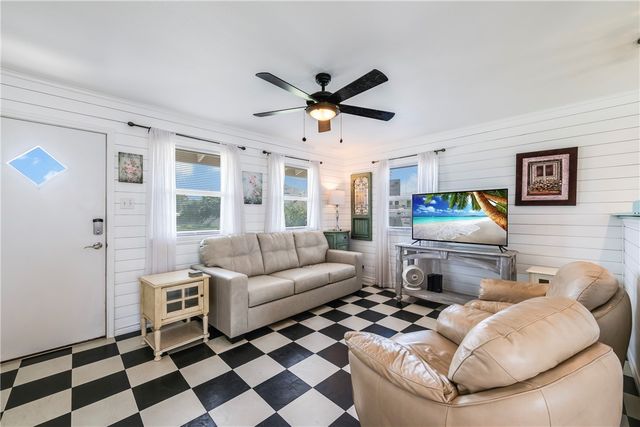 202 Trojan St, Port Aransas, TX 78373
